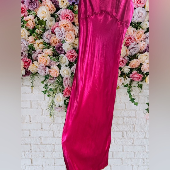 Beautiful chromatic satin dress in fucsia 🩷 - Picture 2 of 4